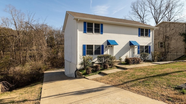 view of front of property with a front yard