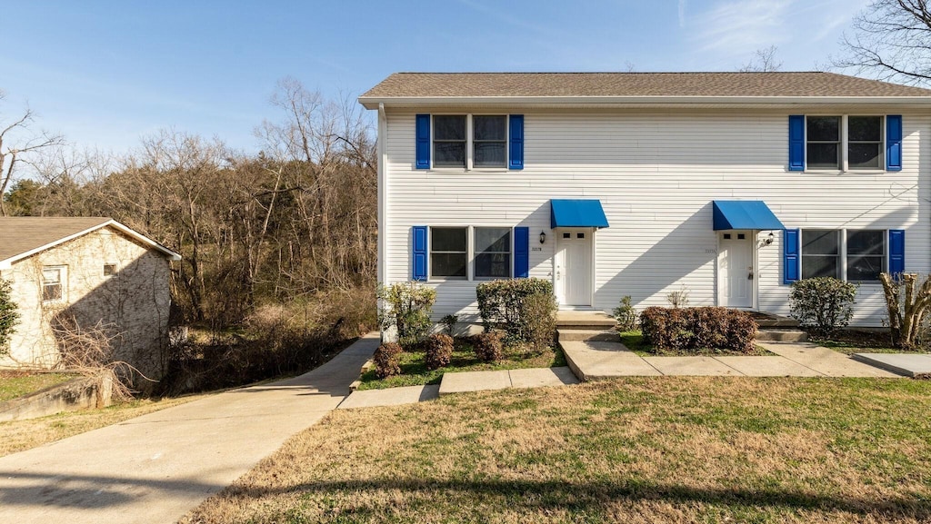 view of front facade featuring a front yard