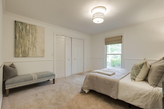 bedroom featuring carpet floors, a closet, and crown molding