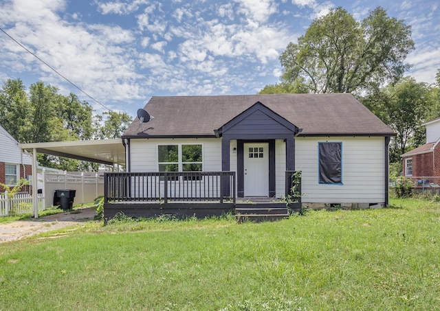 view of front of house featuring a carport and a front yard