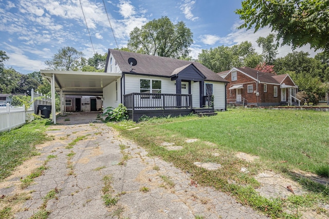 view of front of home featuring a front lawn and a carport