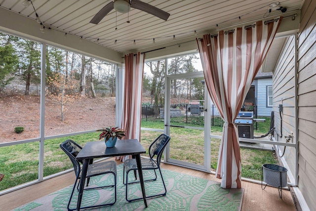 sunroom with ceiling fan