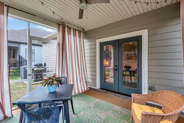 sunroom with ceiling fan