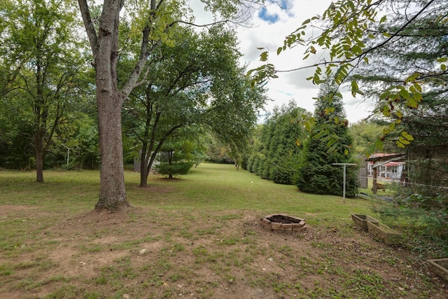 view of yard featuring an outdoor fire pit