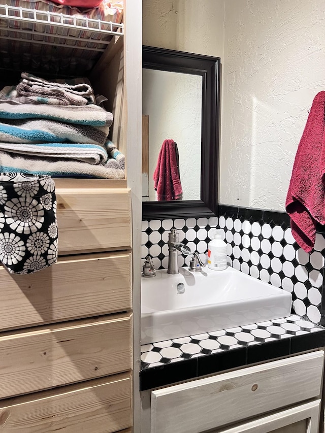 bathroom featuring decorative backsplash and vanity