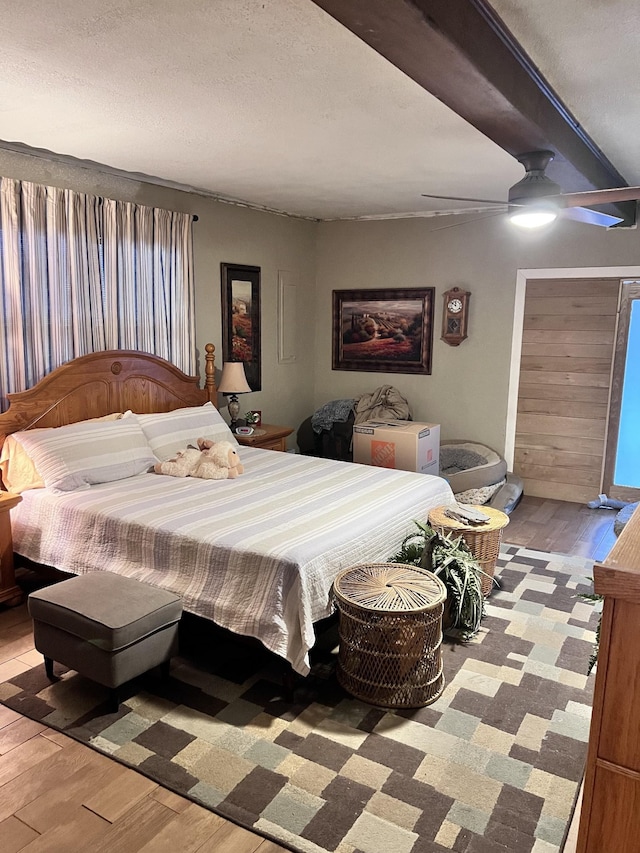 bedroom featuring ceiling fan, a textured ceiling, and light hardwood / wood-style flooring