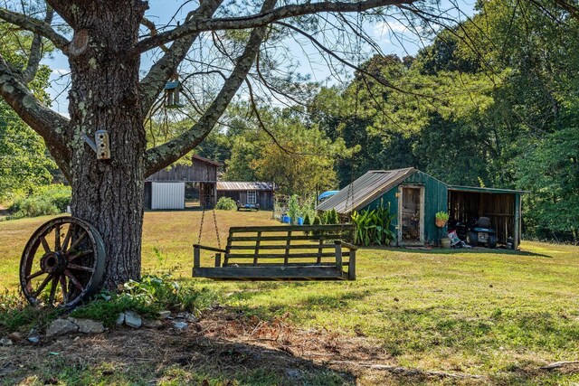 view of yard with an outdoor structure