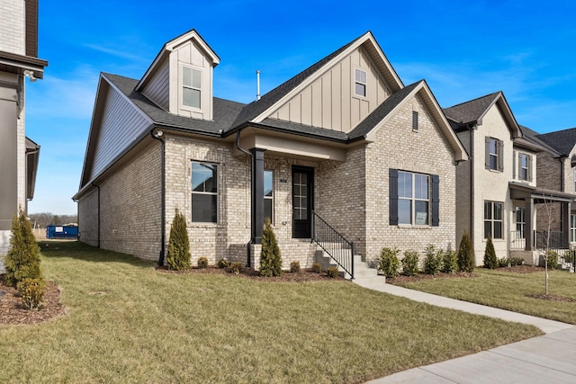 view of front of property featuring a front yard