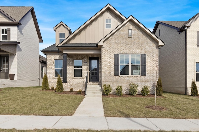 view of front of property featuring a front yard