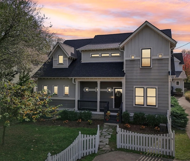 view of front of property featuring a porch and a yard