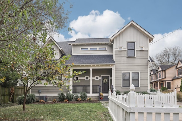 view of front facade featuring a front lawn