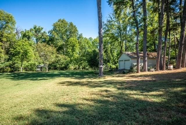 view of yard featuring an outdoor structure and a garage