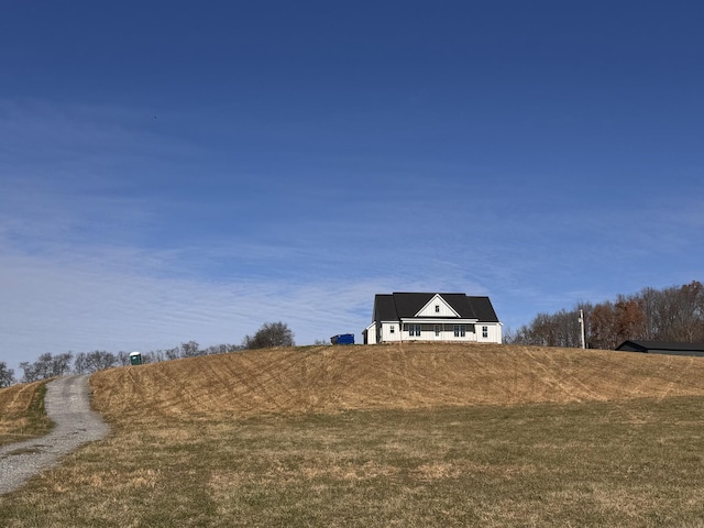 view of yard with a rural view