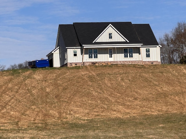 view of front of home featuring a front yard