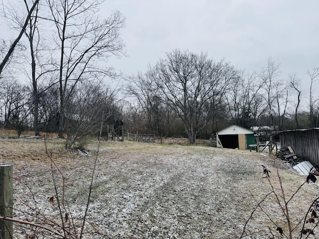 view of yard featuring an outbuilding