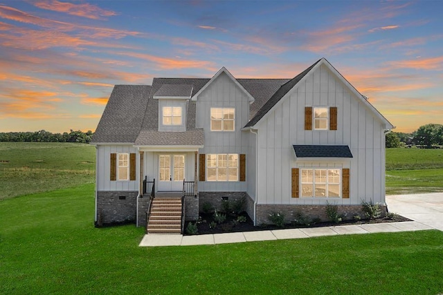 view of front facade with a lawn