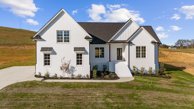 modern inspired farmhouse featuring a front yard