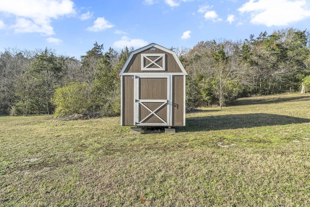 view of outdoor structure with a yard