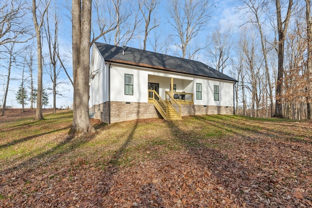 view of front of home featuring a front lawn