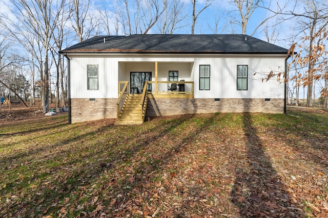 view of front of house with covered porch and a front lawn