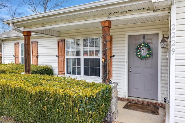 property entrance with covered porch