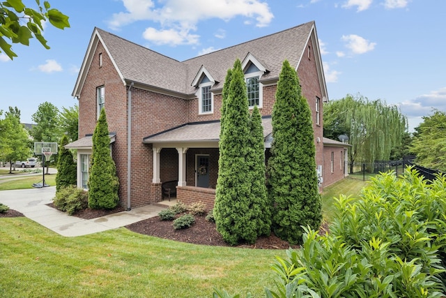 view of front of home featuring a front lawn