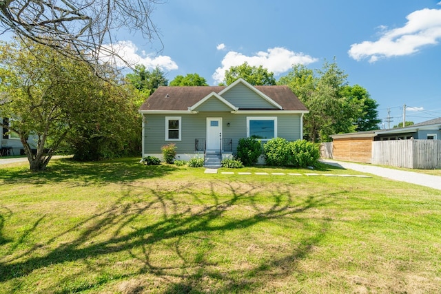 view of front of property featuring a front yard