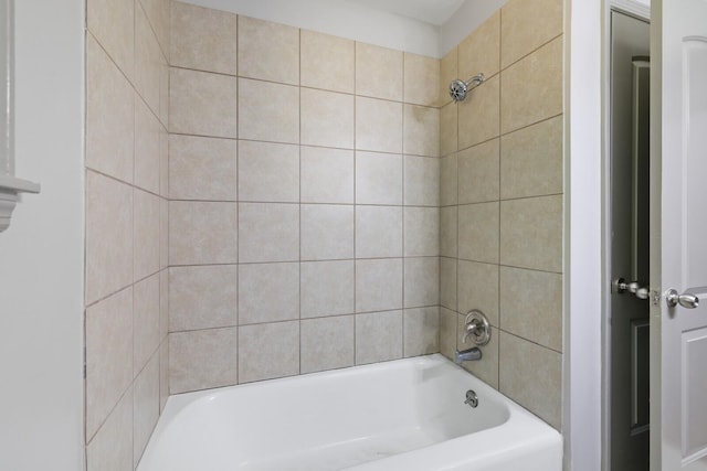 bathroom with tiled shower / bath