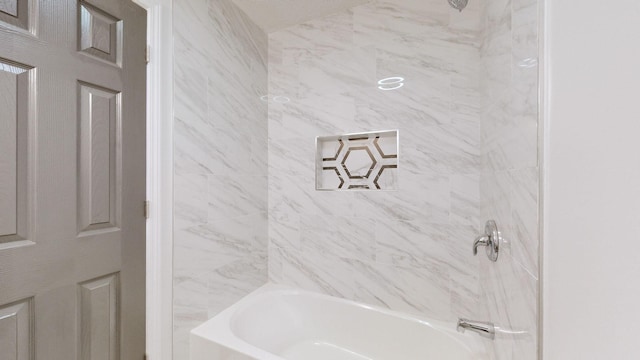 bathroom with tiled shower / bath combo