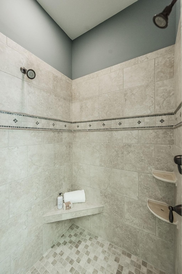 bathroom featuring a tile shower