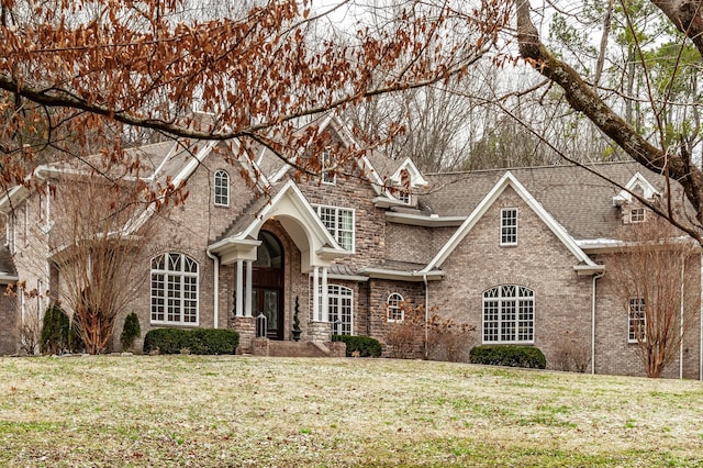 view of front facade featuring a front yard