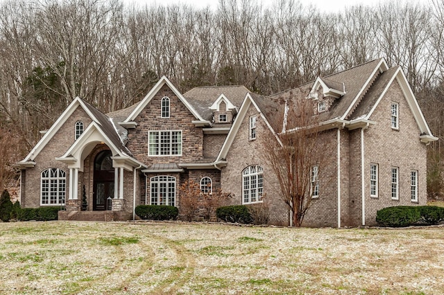 view of front facade featuring a front lawn