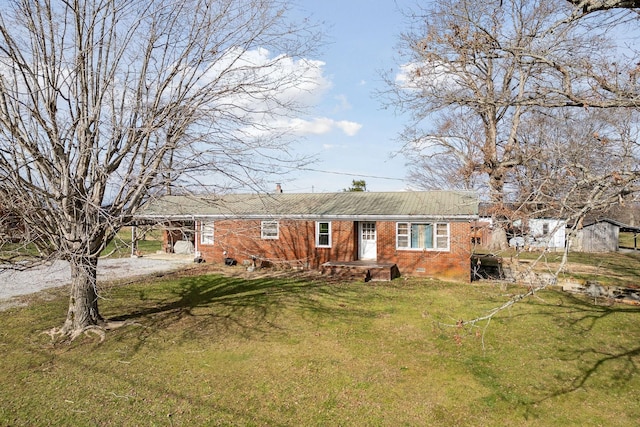 view of front of property featuring a front yard and a carport