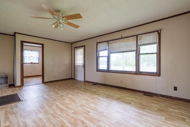 unfurnished room featuring a textured ceiling, light wood-type flooring, and ceiling fan