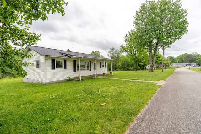 view of front of property with a front lawn