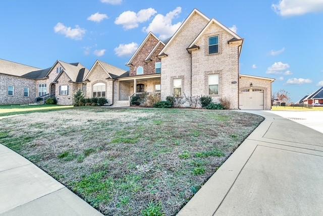 view of front of property featuring a front yard and a garage