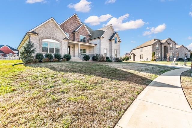 view of front of property featuring a front lawn and a porch