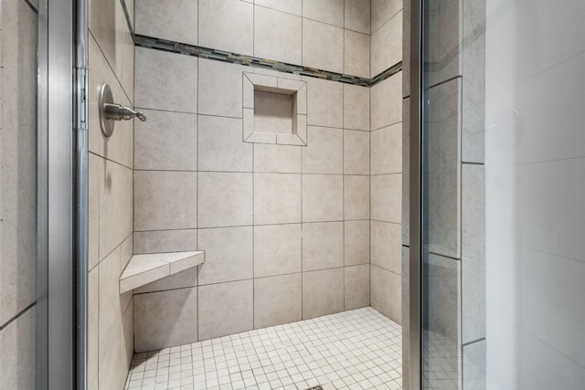 bathroom featuring a tile shower