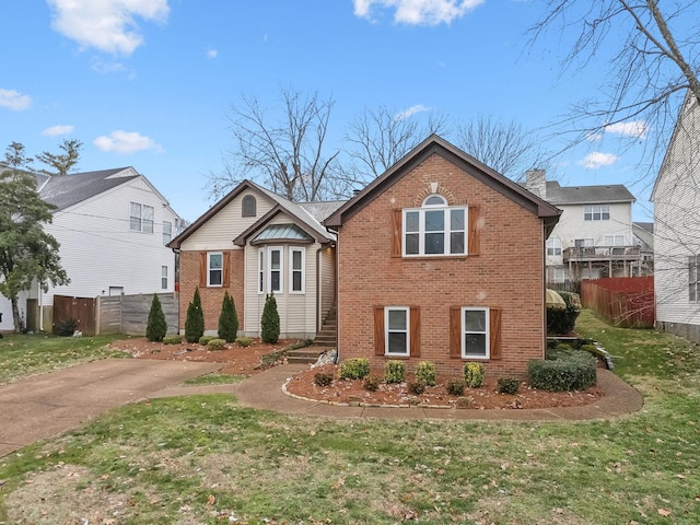 view of front of house featuring a front lawn