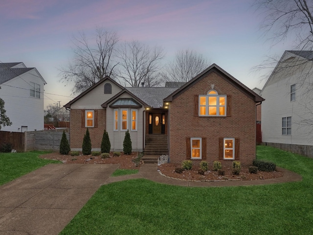 view of front property featuring a yard