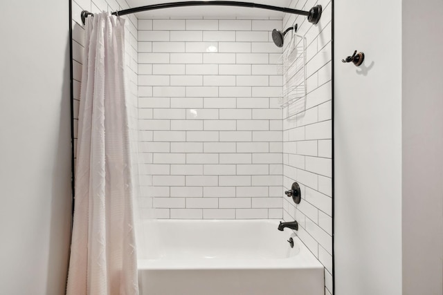 bathroom featuring shower / bath combo