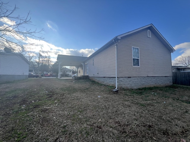 view of side of property featuring a lawn