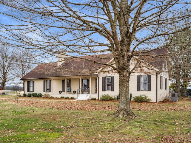 single story home featuring a front lawn and a porch