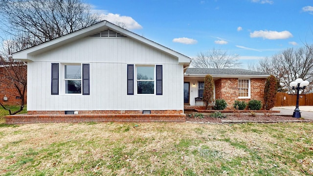 view of front of property featuring a front yard