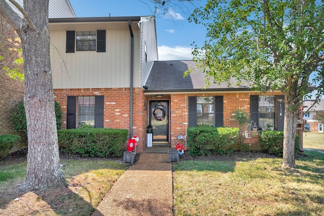 view of front of house with a front lawn