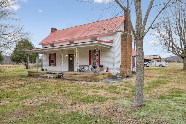 view of front facade with a porch and a front yard