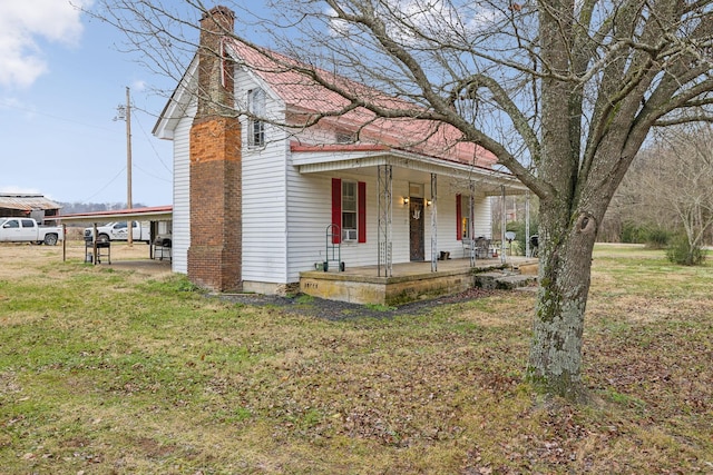 view of front of house with covered porch and a front lawn