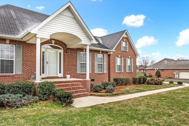 view of front of property featuring a front yard