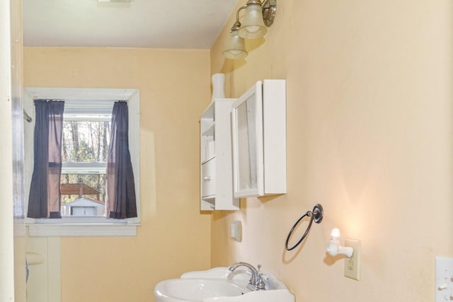 bathroom featuring sink