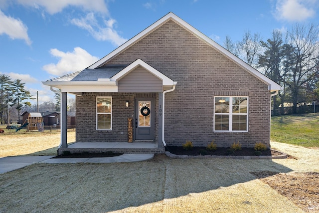 view of front of house featuring covered porch and a front lawn